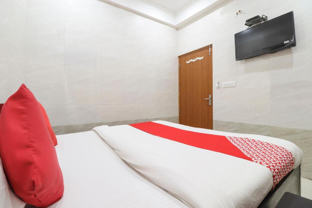 Oyo 69378 Trilok Dham Hotel Vrindāvan Eksteriør billede