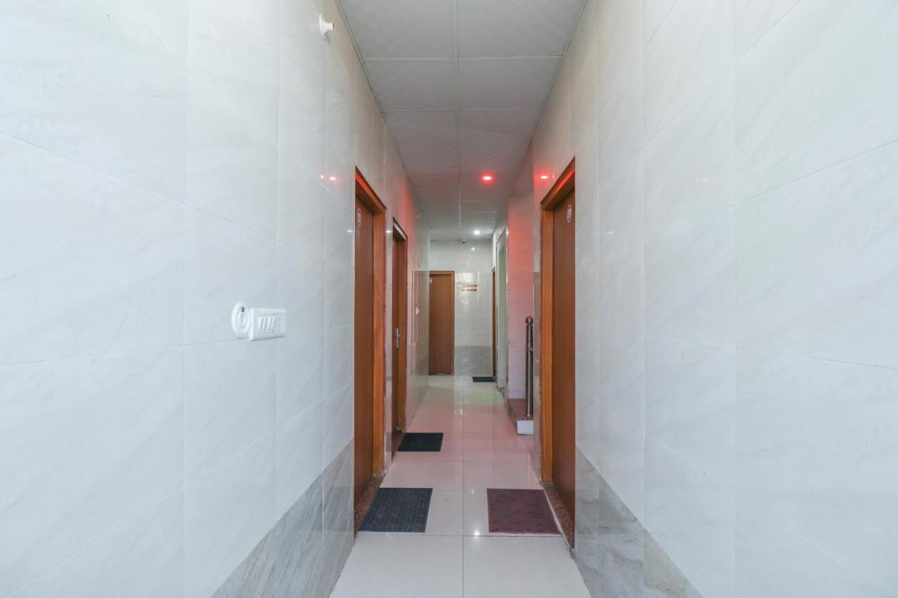 Oyo 69378 Trilok Dham Hotel Vrindāvan Eksteriør billede