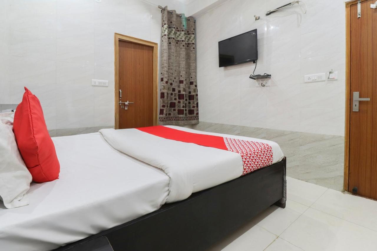 Oyo 69378 Trilok Dham Hotel Vrindāvan Eksteriør billede