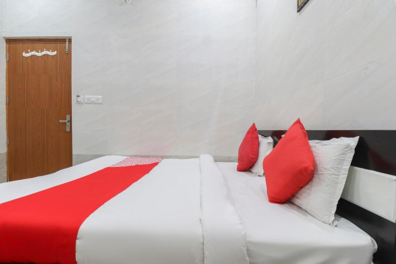 Oyo 69378 Trilok Dham Hotel Vrindāvan Eksteriør billede